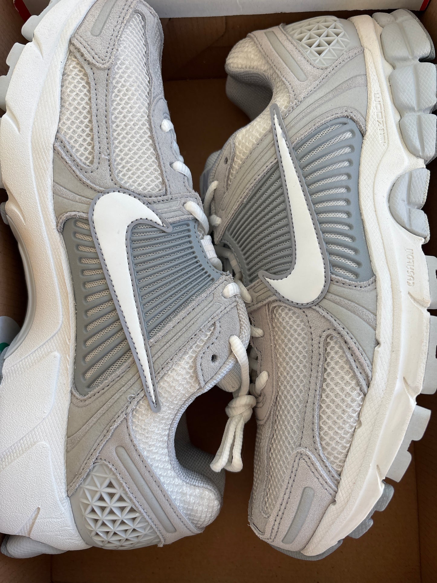 Nike Zoom Vomero 5 in grau/weiss, Größe wählbar