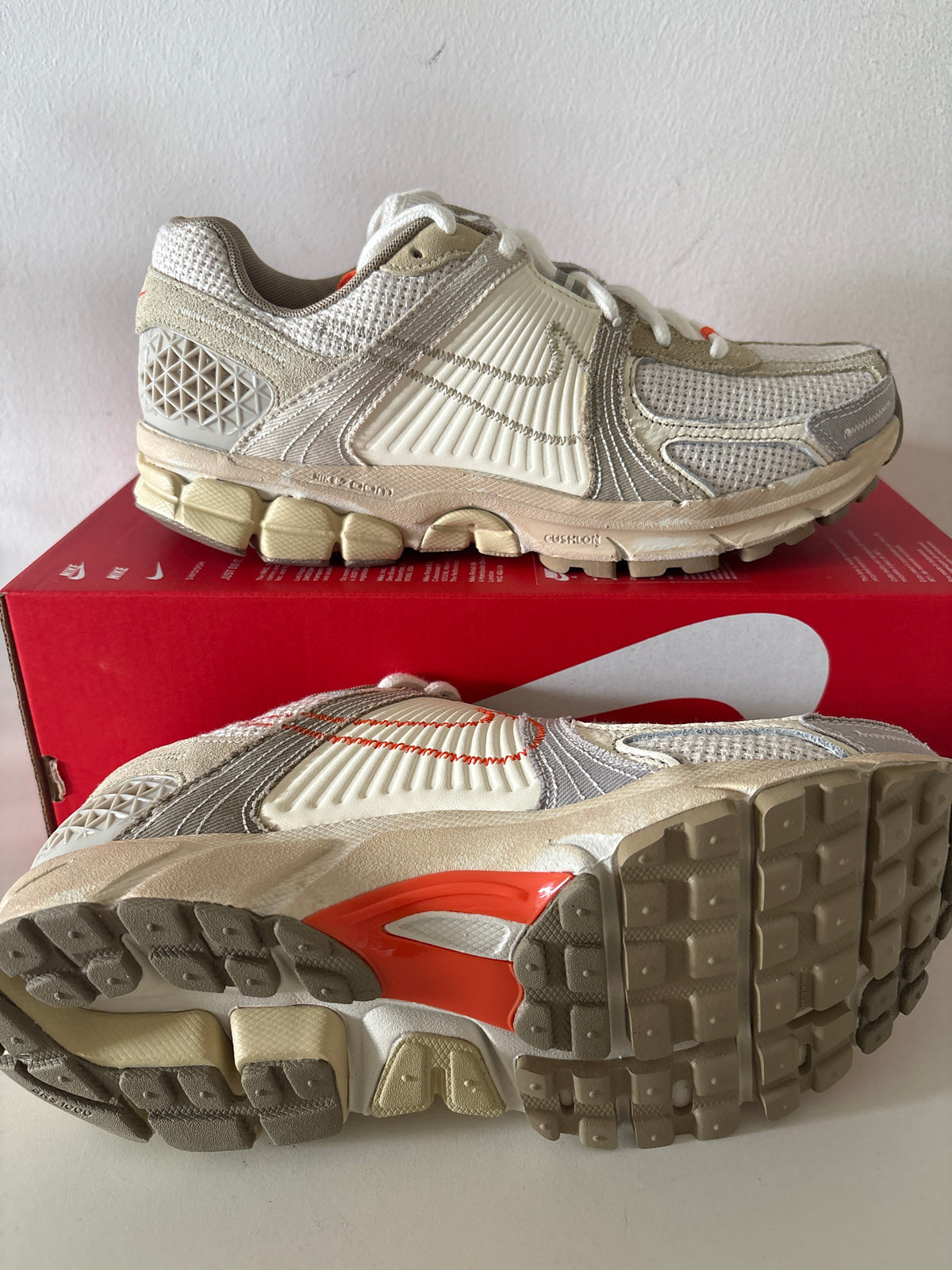 Nike Zoom Vomero 5 in grau/orange, Größe 42