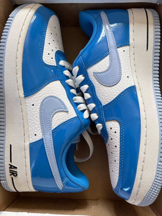 Nike Air Force 1 in blau/weiss Lack, Größe wählbar