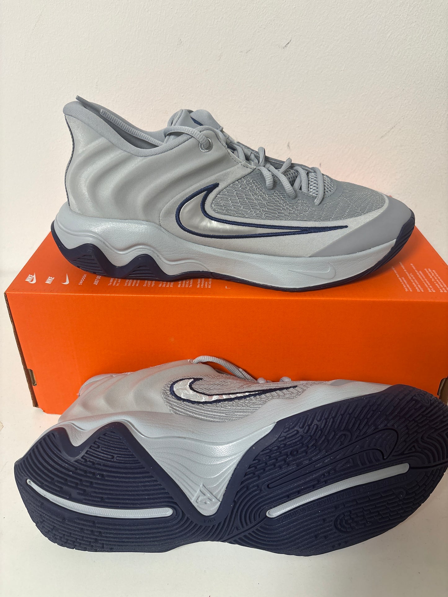 Nike Giannis Immortality 4, in grau/dunkelblau, Größe 44,5