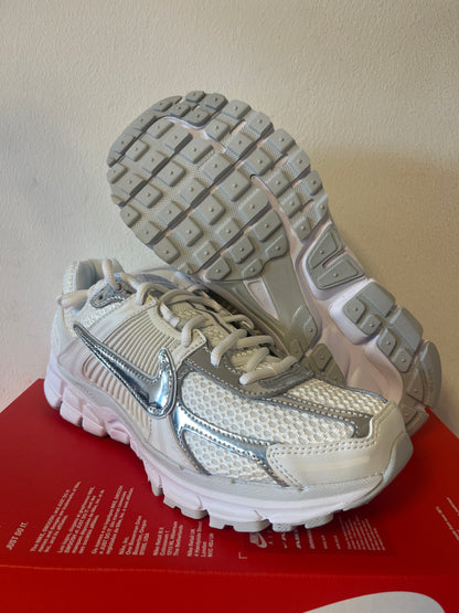 Nike Zoom Vomero 5 in Silber/weiss, Größe wählbar