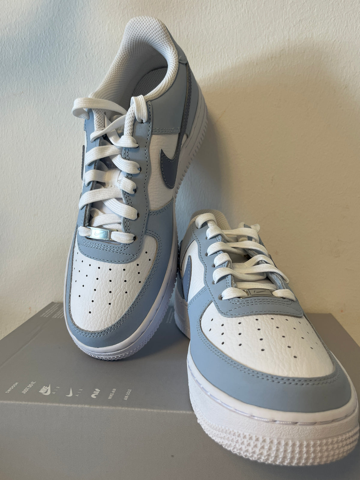 Nike Air Force 1 in weiß/blautöne, Größe 38