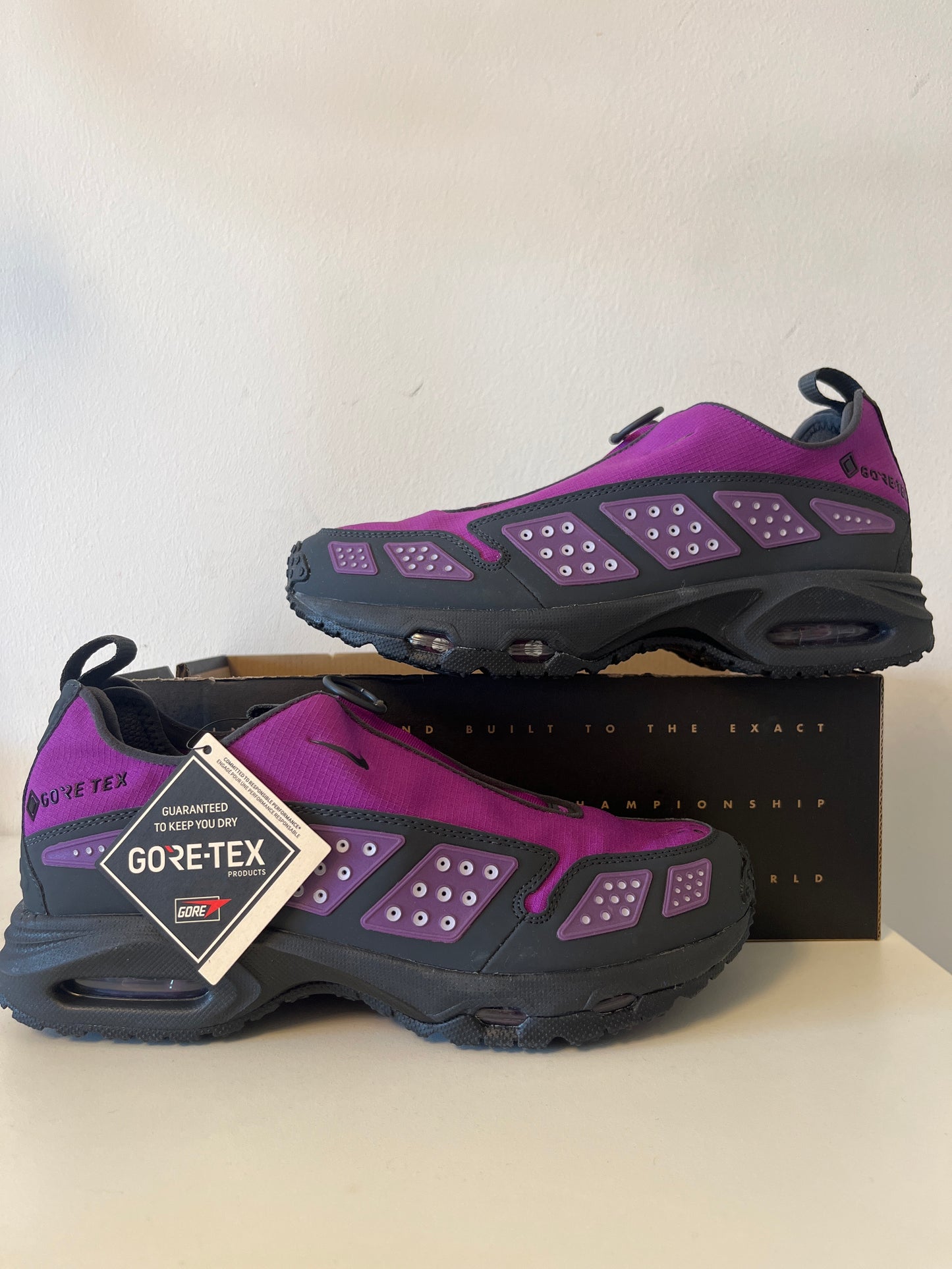 Nike Air Max SNDR in Lila/schwarz „GORE•TEX“, Größe 40,5