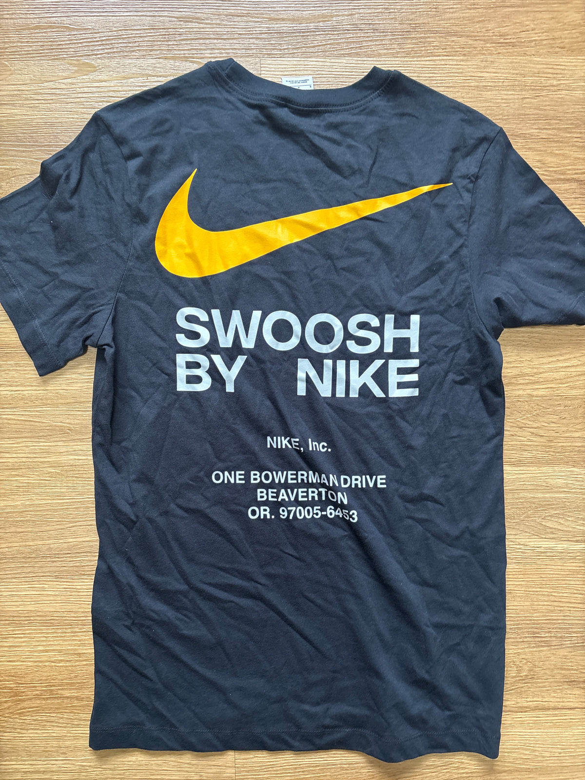 Nike Swoosh Shirt, Größe S in schwarz/gold