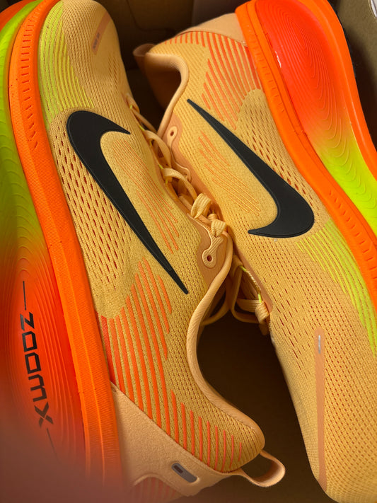 Nike Vomero 18 in orange, Größe 48,5