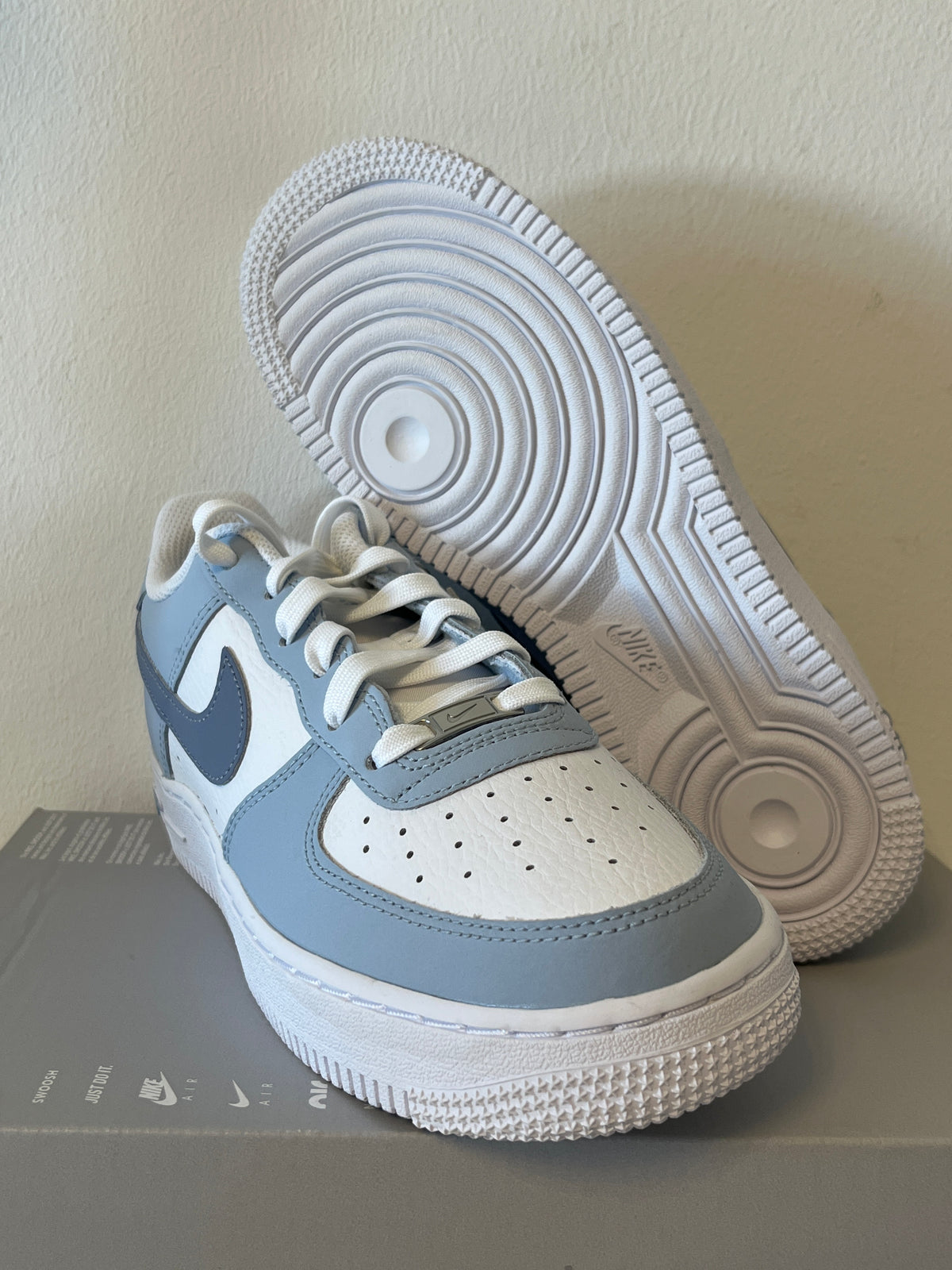 Nike Air Force 1 in weiß/blautöne, Größe 38