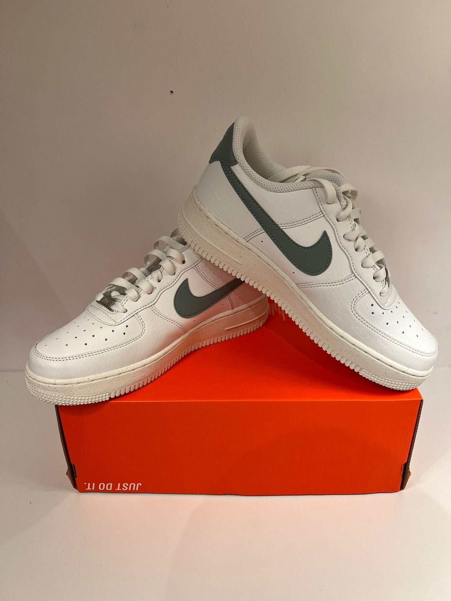 Nike Air Force 1 weiß mit dunkelgrünem Nike Logo, Größe 40