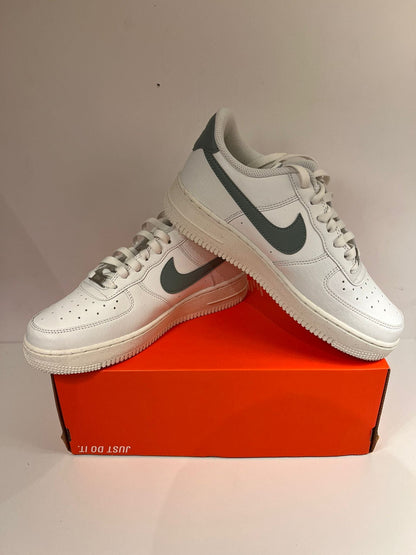 Nike Air Force 1 weiß mit dunkelgrünem Nike Logo, Größe 40