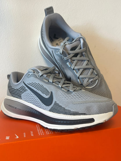 Nike Vomero 18 in grau/schwarz, Größe 38,5