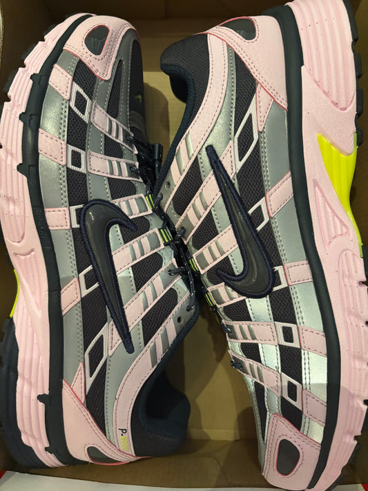 Nike P-6000 in silber/rosa/schwarz, Größe wählbar