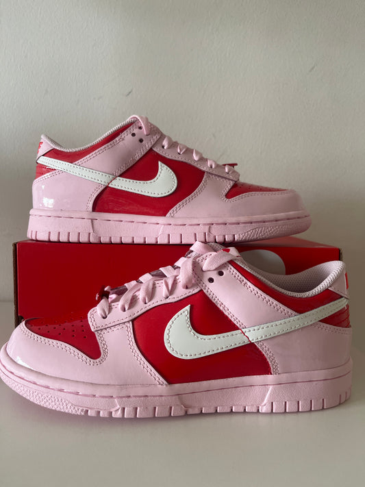 Nike Dunk Low in rosa/rot mit Herz Details und Lackoptik, Größe wählbar