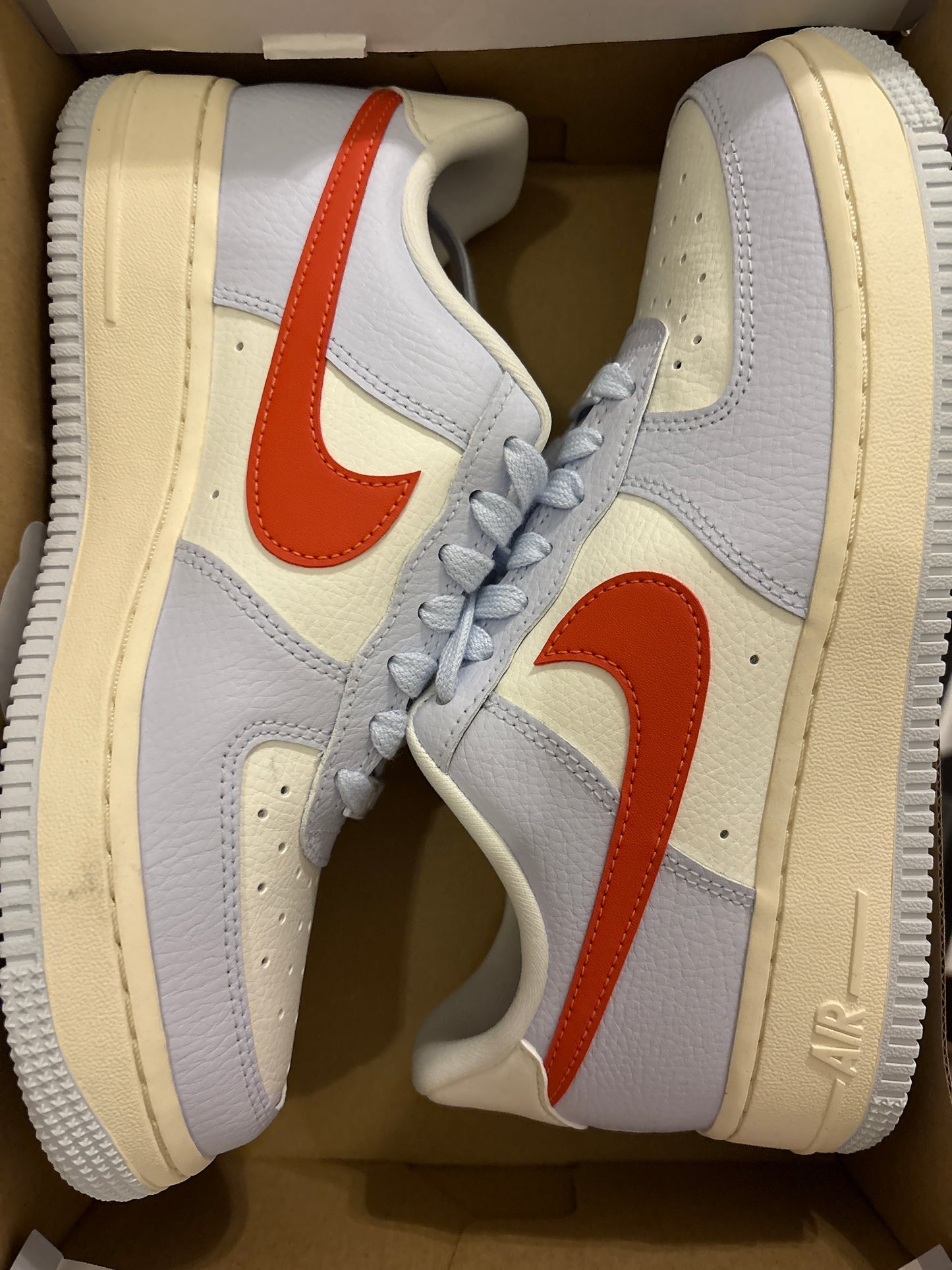 Nike Air Force 1 in weiss/flieder/rot, Größe wählbar