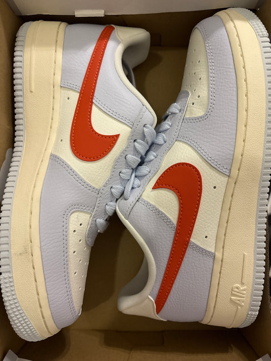 Nike Air Force 1 in weiss/flieder/rot, Größe wählbar