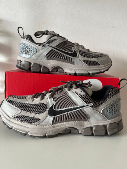 Nike Vomero 5 in brauntönen/schwarz/grau, Größe 39