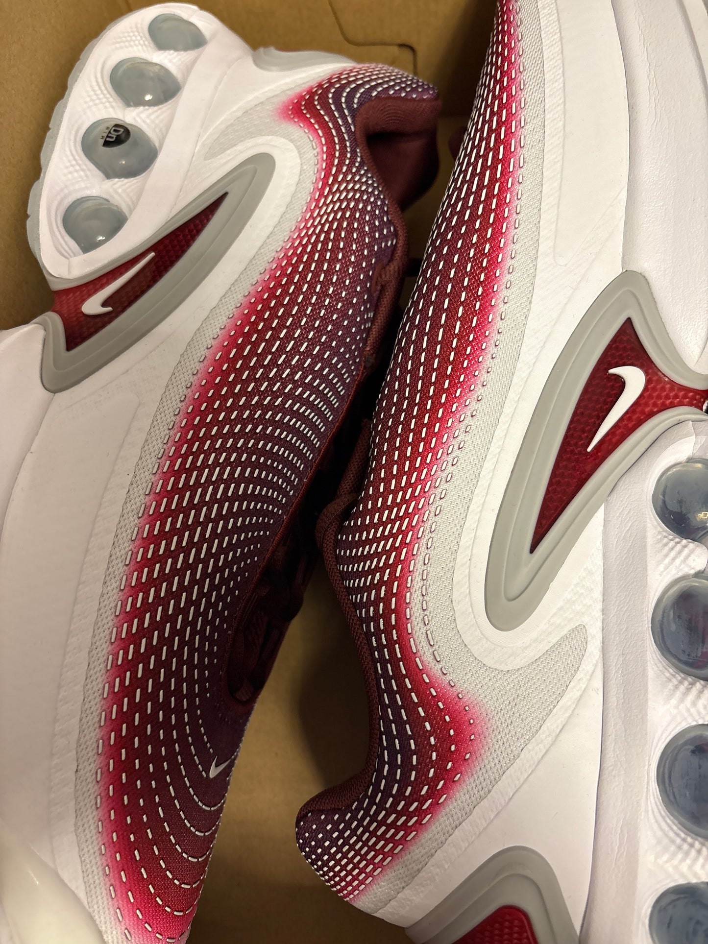 Nike Air Max DN in weiss/grau/rot, Gr. 49,5