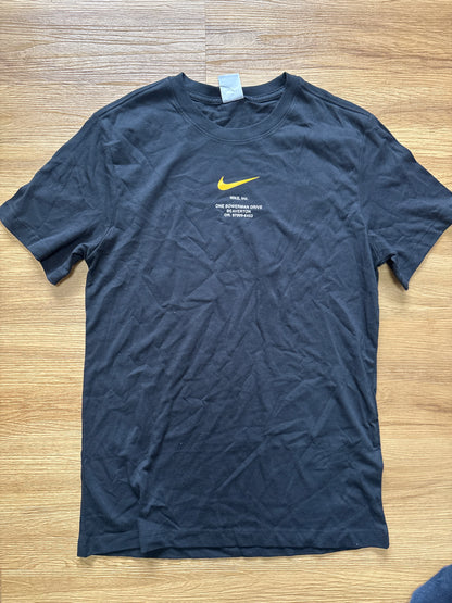 Nike Swoosh Shirt, Größe S in schwarz/gold