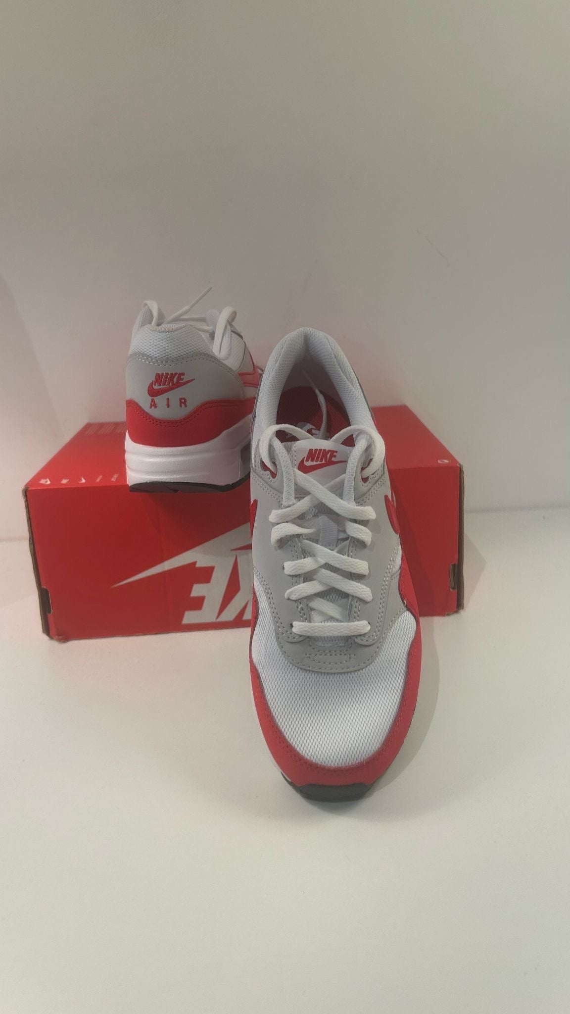 Nike Air Max 1 weiss/rot, Grösse 38,5