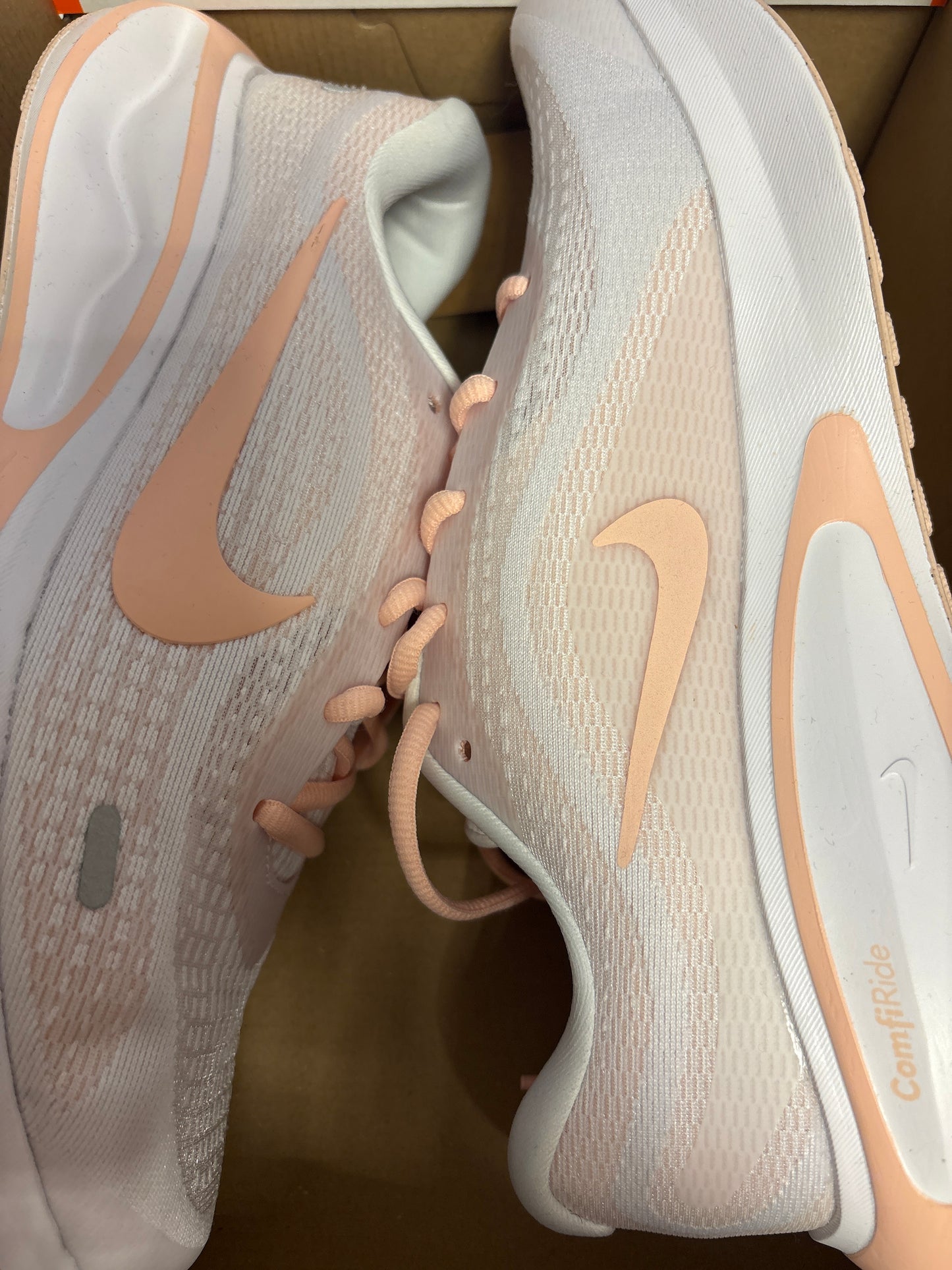 Nike Journey Run , weiss/aprikot, Größe 43