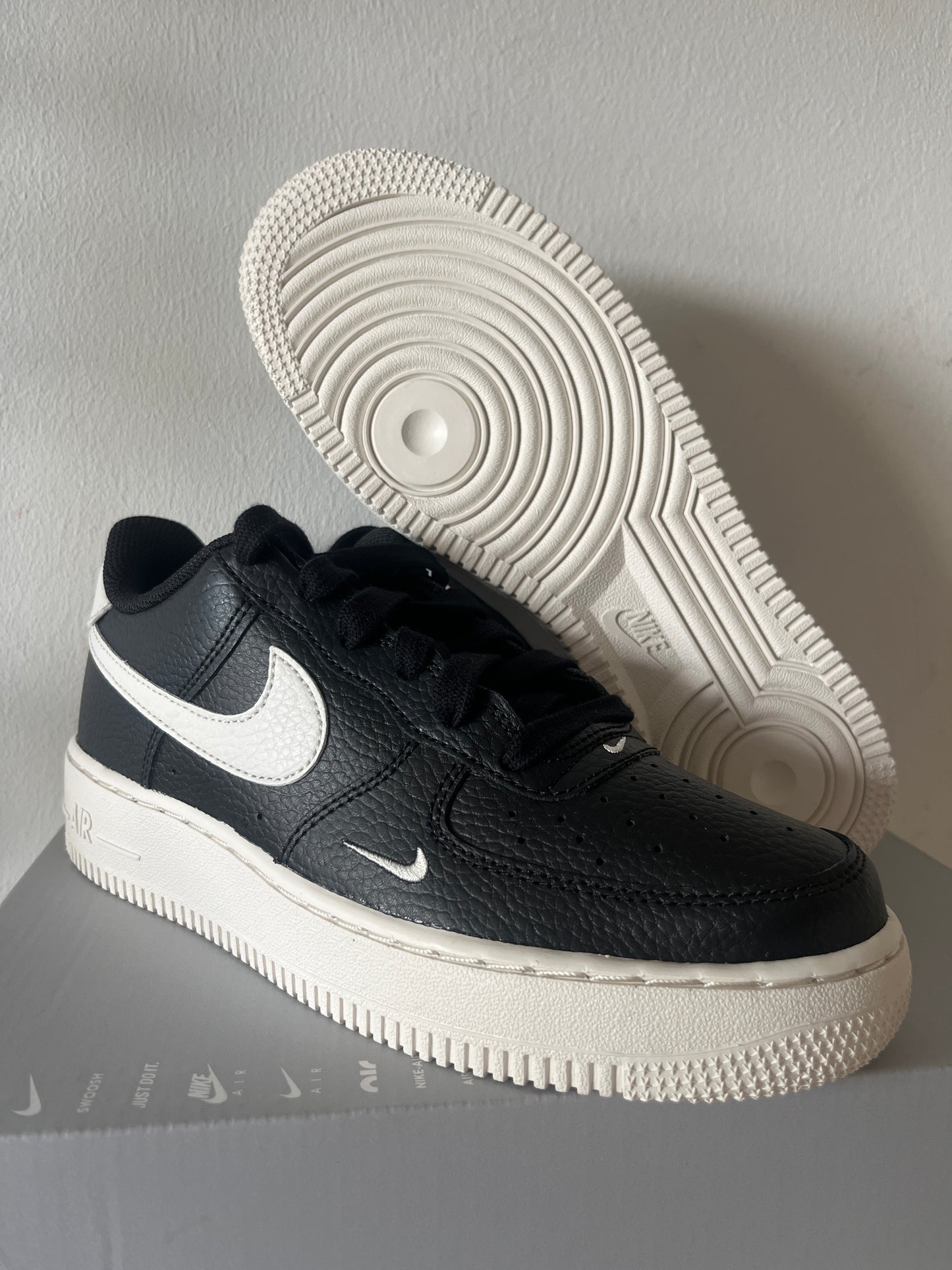 Nike Air Force 1 in schwarz/weiß, Größe 38,5