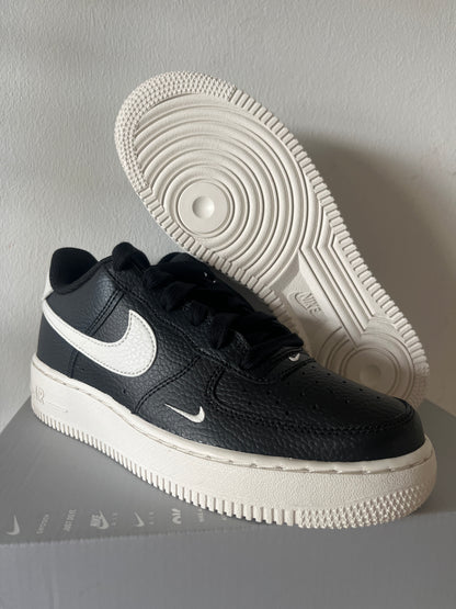 Nike Air Force 1 in schwarz/weiß, Größe 38,5