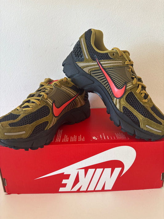 Nike Zoom Vomero 5 in schwarz/dunkelgrün/rot, Größe 38,5
