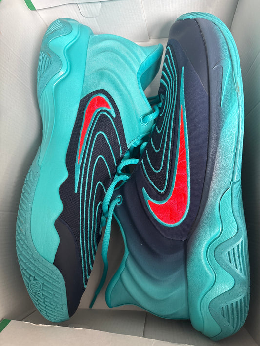 Nike Giannis Immortality 4, in Türkis/rot Größe wählbar