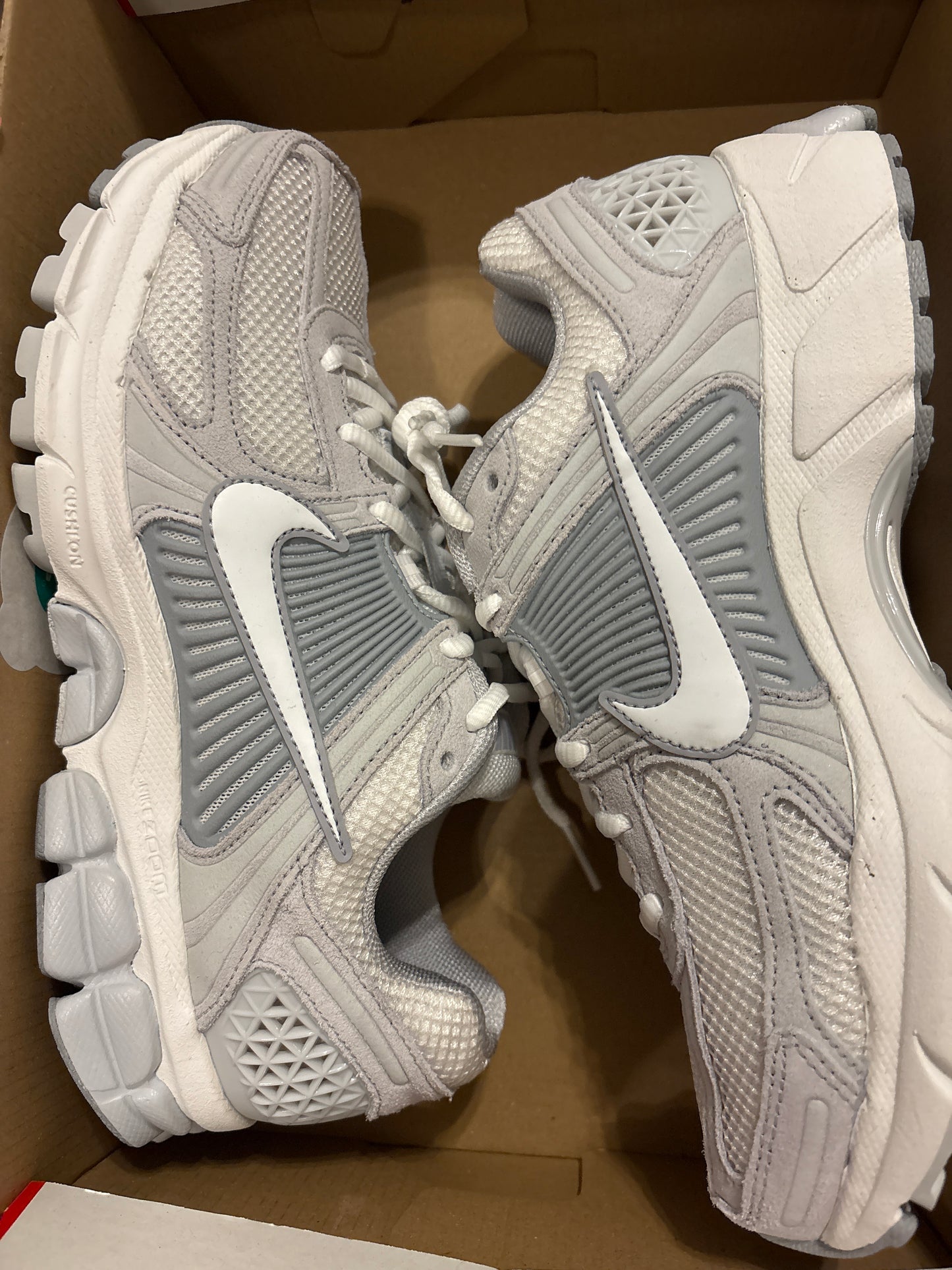 Nike Zoom Vomero 5 in grau/weiss, Größe wählbar