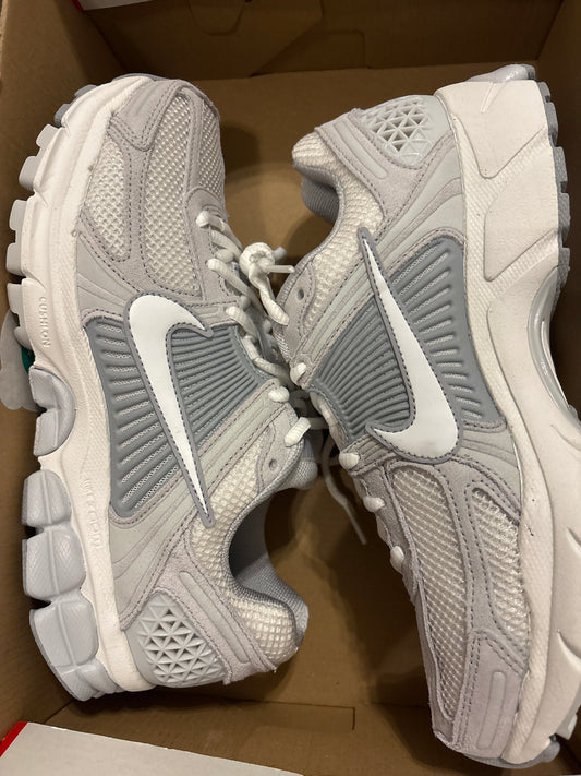 Nike Zoom Vomero 5 in grau/weiss, Größe wählbar