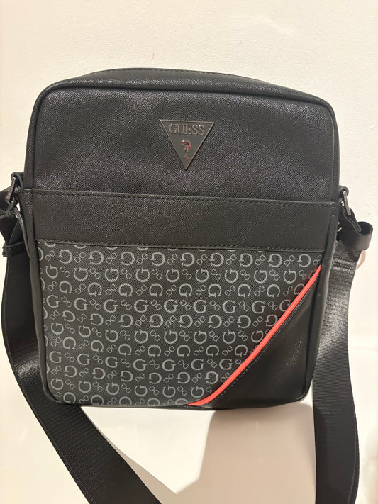 Guess Männer Umhängetasche in schwarz mit rotem Streifen