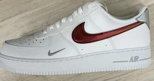 Nike Air Force 1 weiss/silber/weinrot glänzend in Größe 48,5