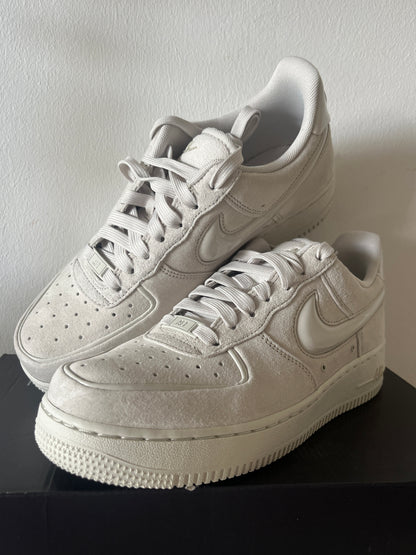 Nike Air Force 1 '07 in creme mit dickem Swoosh aus Wildleder, Größe 40