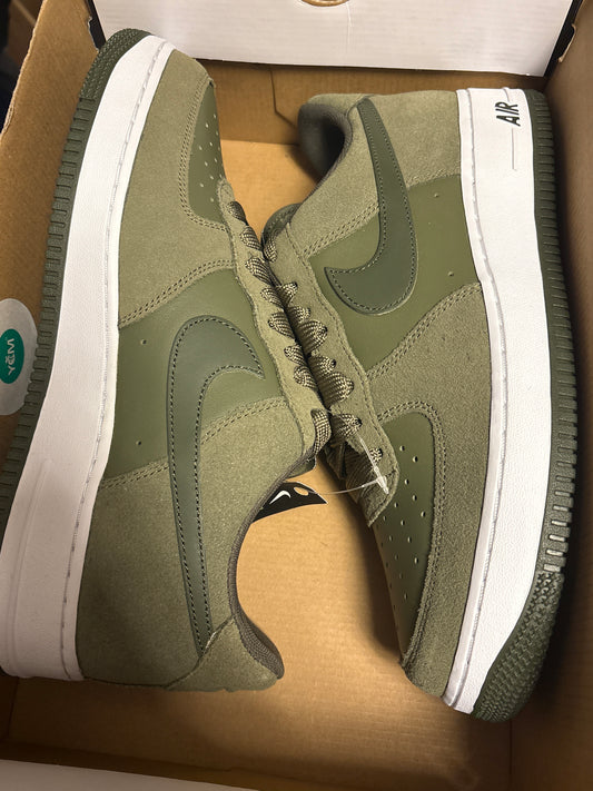 Nike Air Force 1’07 grün/weiß, Größe 43