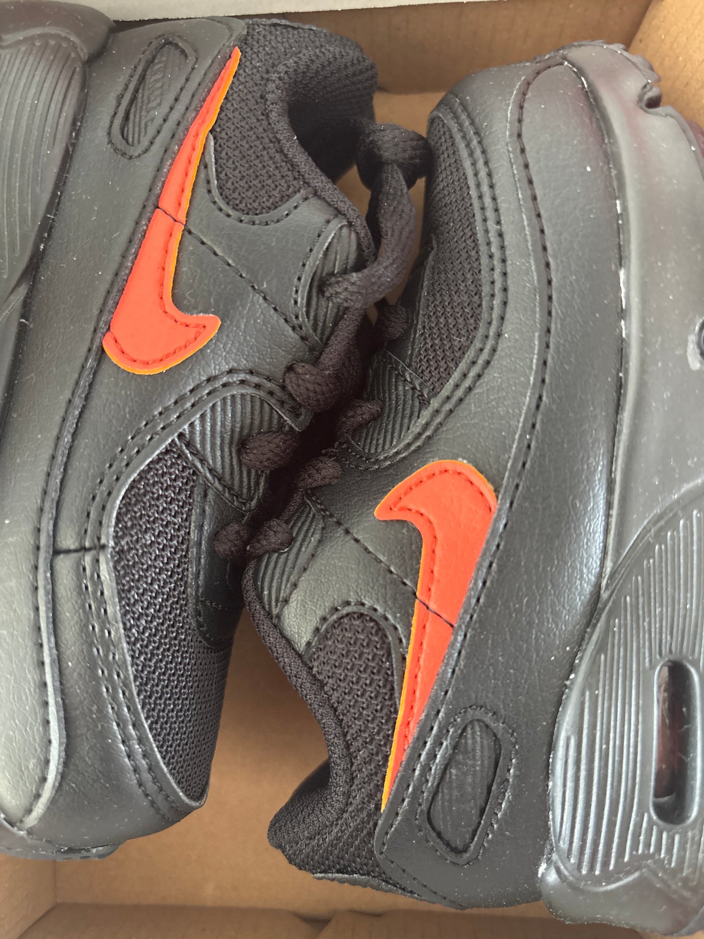 Nike Airmax 90 in schwarz/orange, Größe 23,5