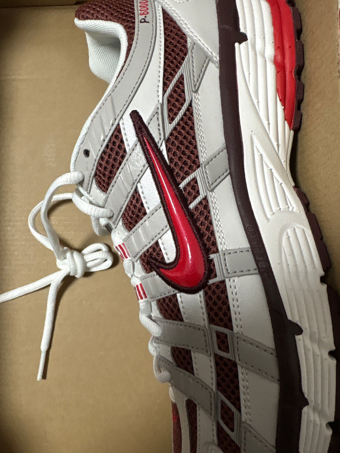Nike P-6000 in braun/weiss/rot, Größe 44,5
