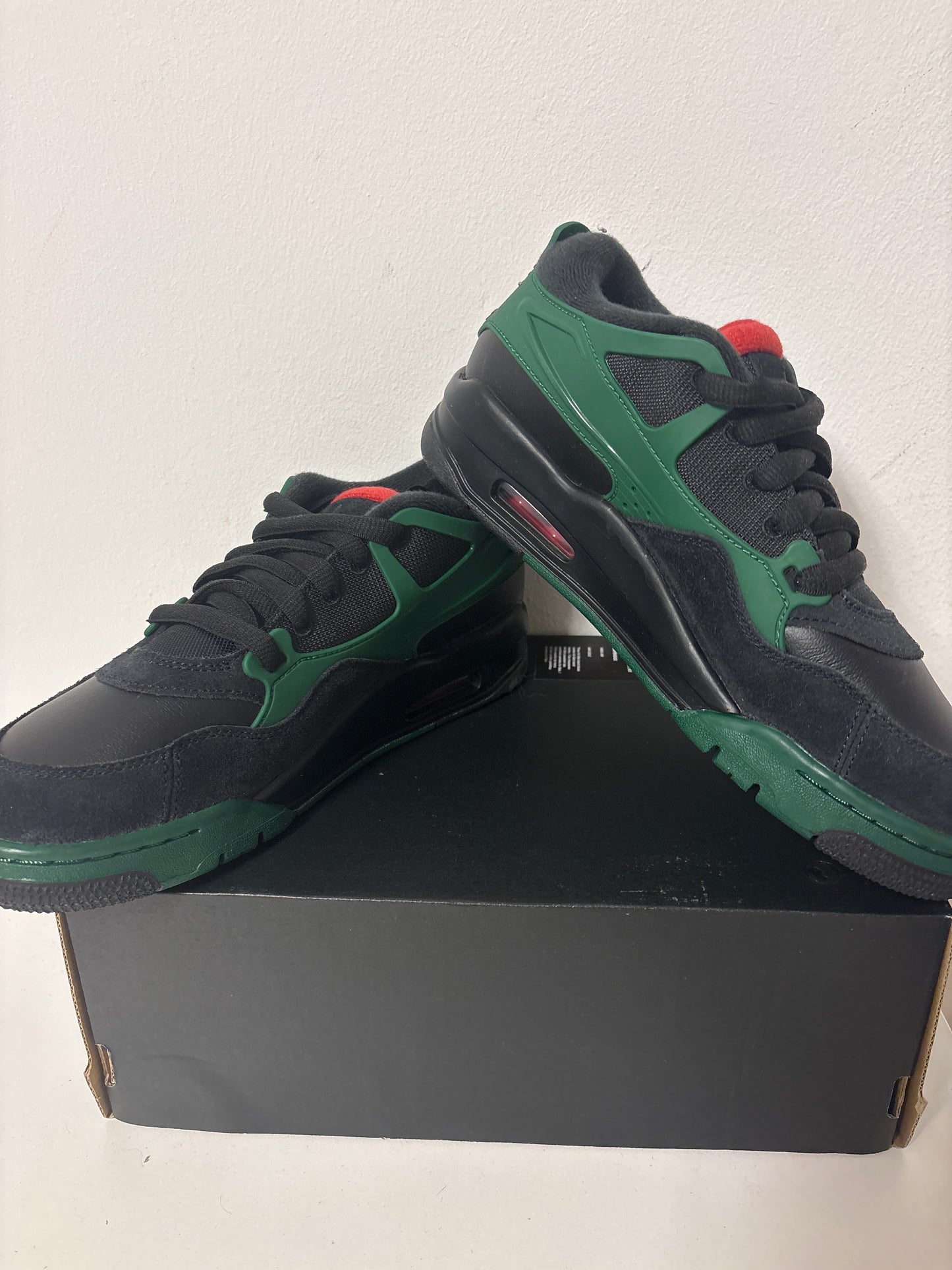 Nike Air Jordan 4 RM in schwarz/dunkelgrün, Größe 39