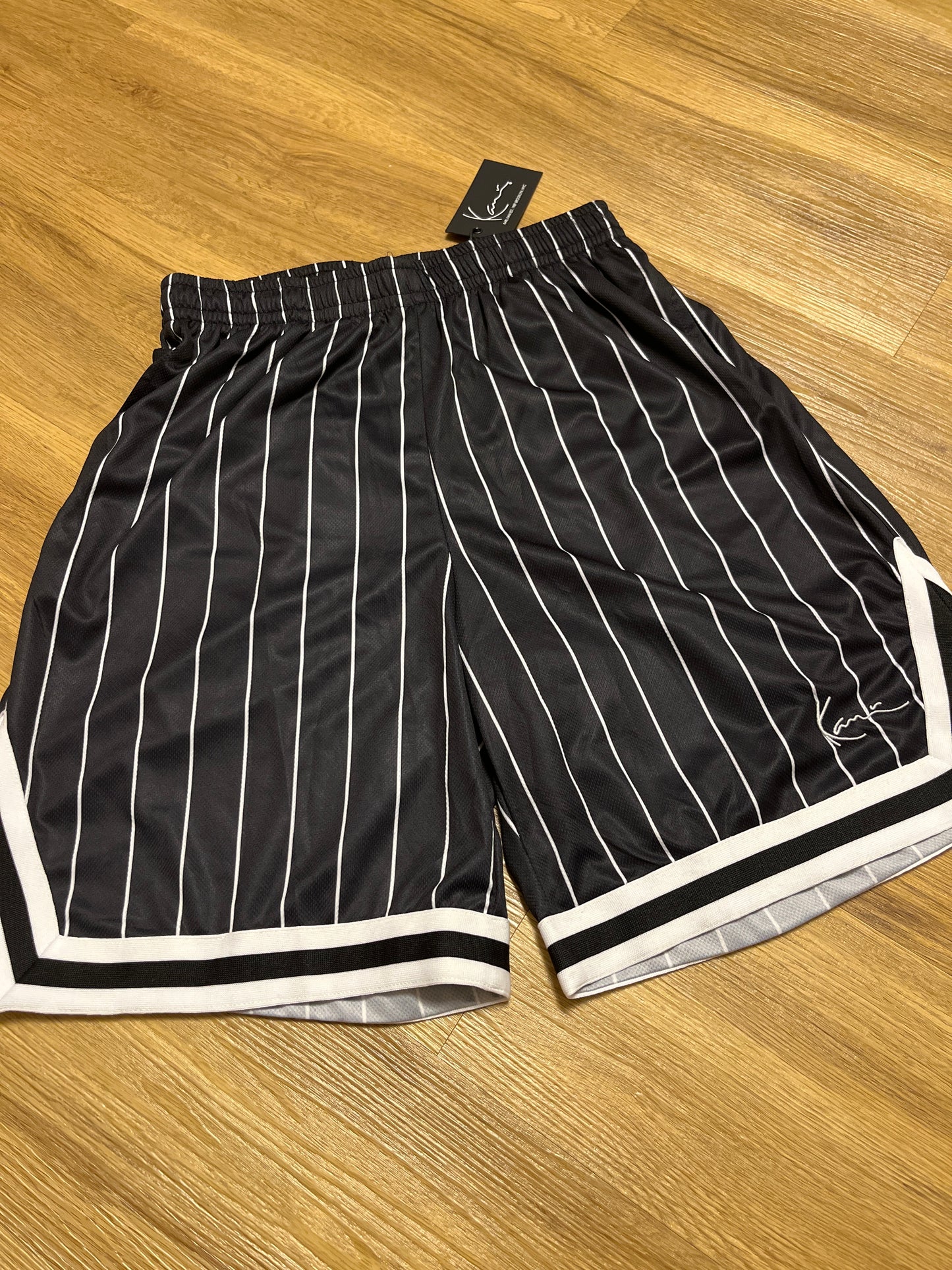 Karl Kani Shorts in schwarz mit weißen Streifen, Größe S