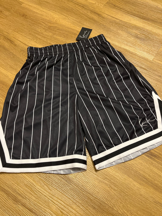 Karl Kani Shorts in schwarz mit weißen Streifen, Größe S