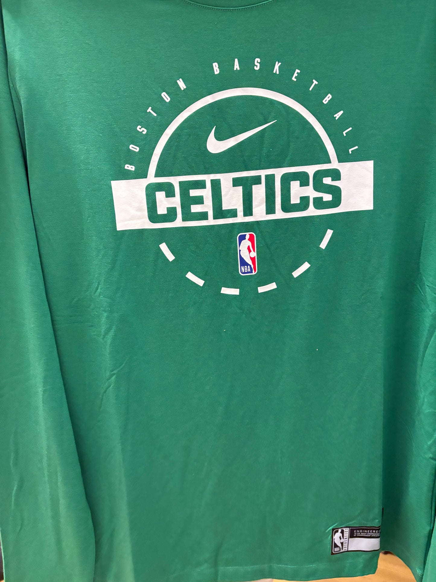 Nike NBA Langarmshirt Boston Celtics, Größe wählbar in grün.