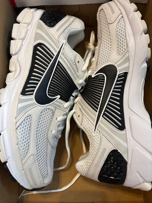 Nike Zoom Vomero 5 in weiss/grau/schwarz, Größe wählbar