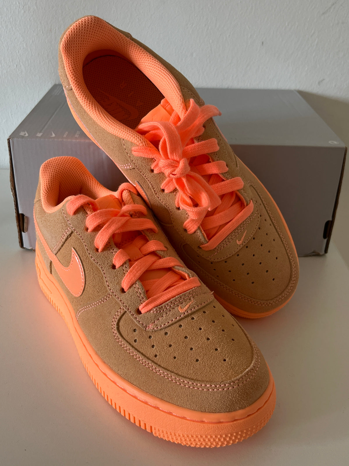 Nike Air Force 1 in hellbraun/neon orange, Größe wählbar