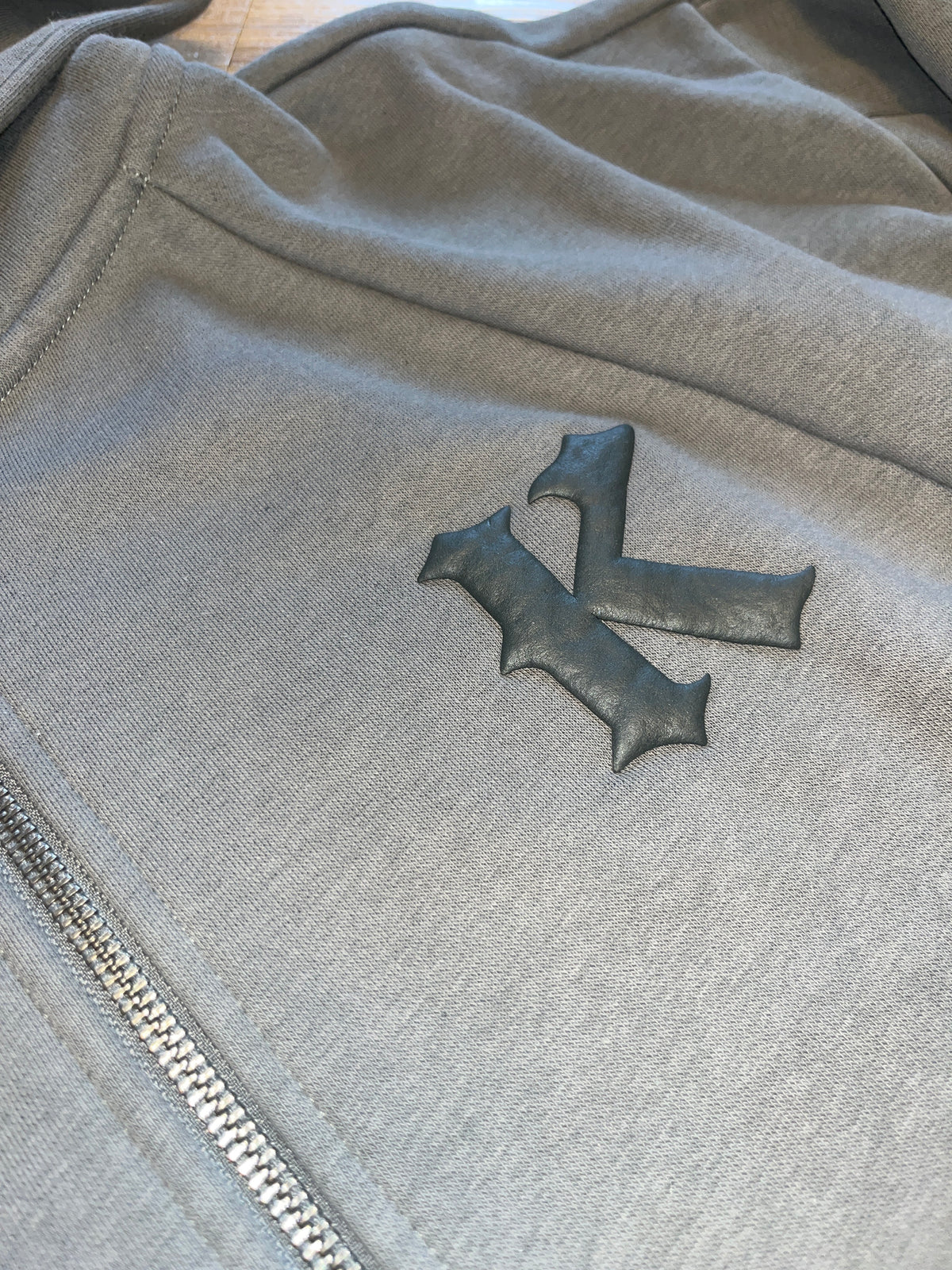 Karl Kani Joggingjacke in dunkelgrau mit Kani Logo, Größe wählbar