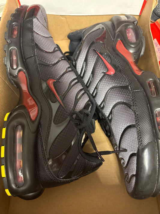 Nike Air Max Plus TN in schwarz/rot, Größe 46