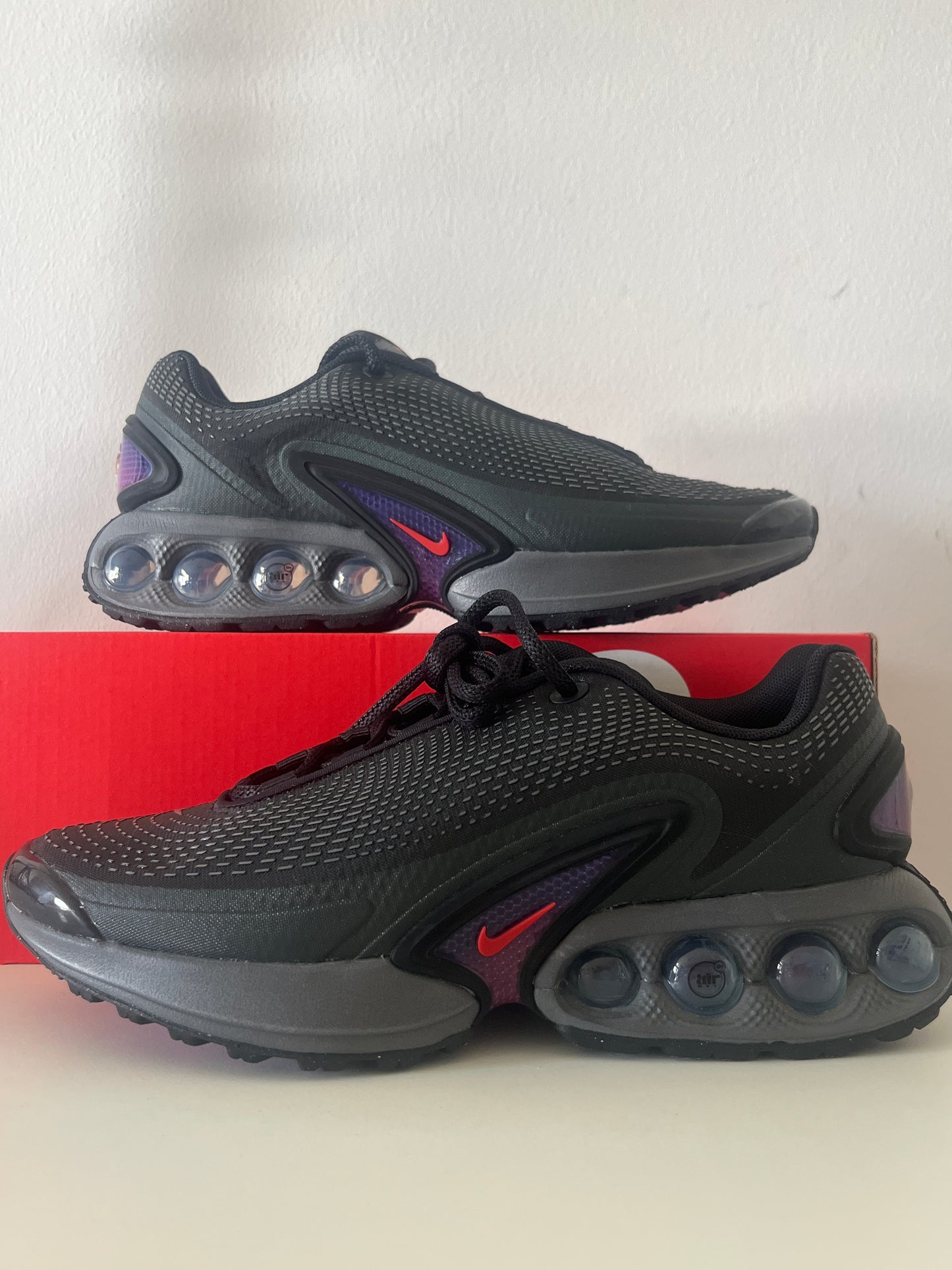 Nike Air Max DN in schwarz/lila/pink/rot, Größe 38,5