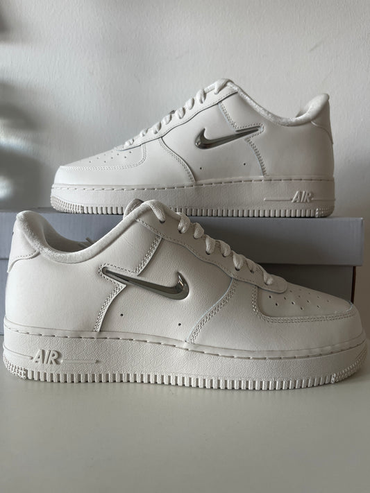 Nike Air Force 1 '07 weiß mit silbernen Swoosh, Größe wählbar