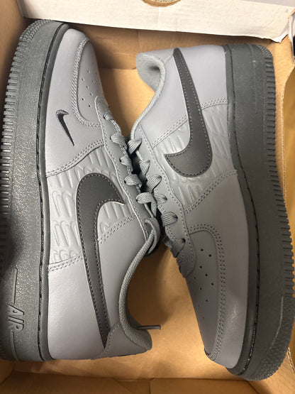 Nike Air Force 1 in verschiedenen Grautönen , Größe 39