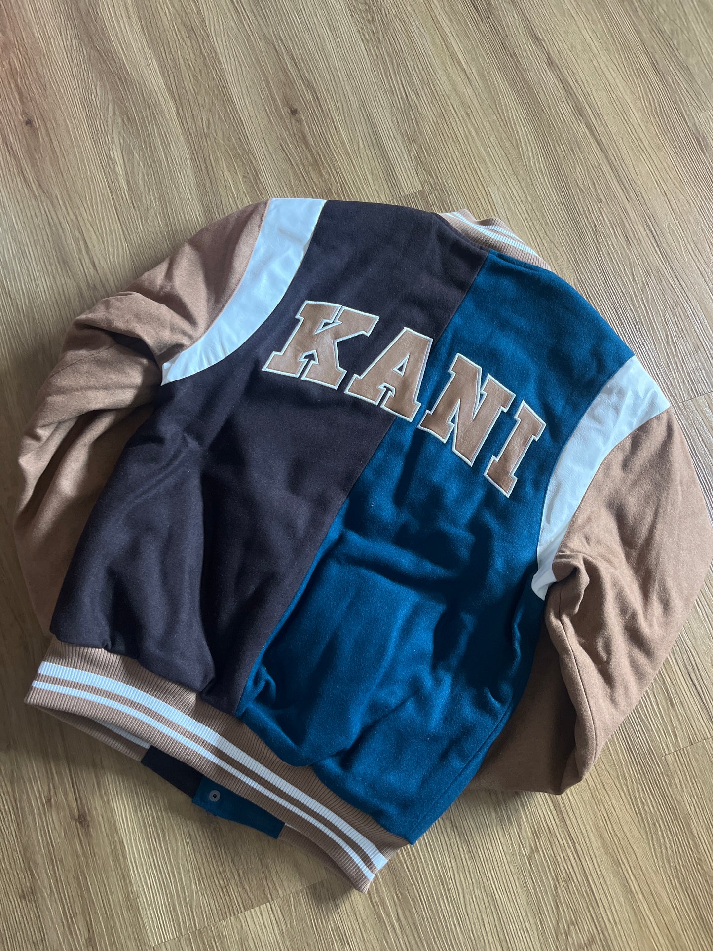 Karl Kani College Jacke in türkis,verschiedene brauntöne, Größe S