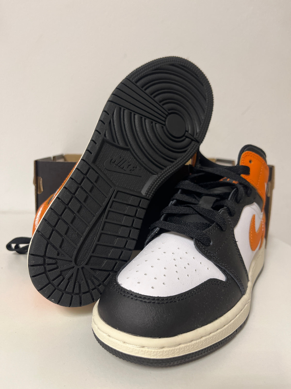 Nike Air Jordan 1 Mid in orange/schwarz/weiss, Größe wählbar