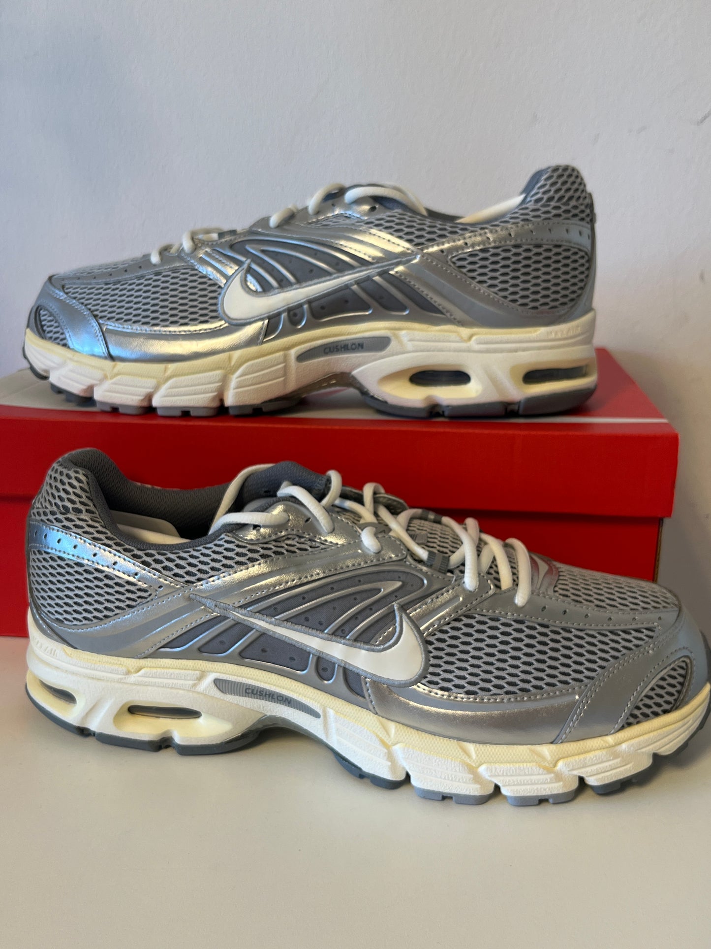Nike Air Max Moto 2K in grau/silber/weiß, Größe 48,5