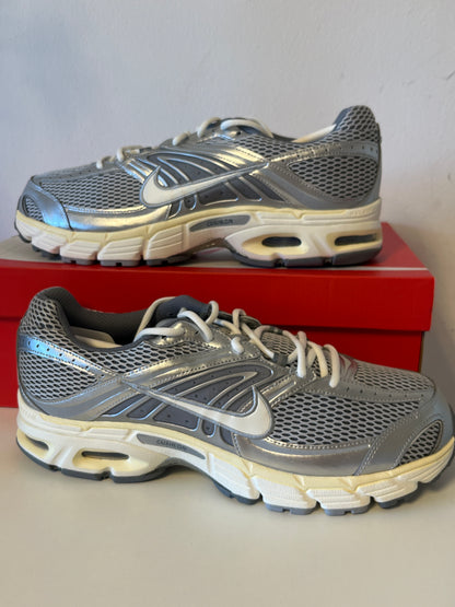 Nike Air Max Moto 2K in grau/silber/weiß, Größe 48,5