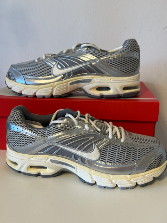Nike Air Max Moto 2K in grau/silber/weiß, Größe 48,5
